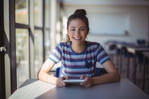 Happy girl secured tablet financing in Mexico through Datacultr