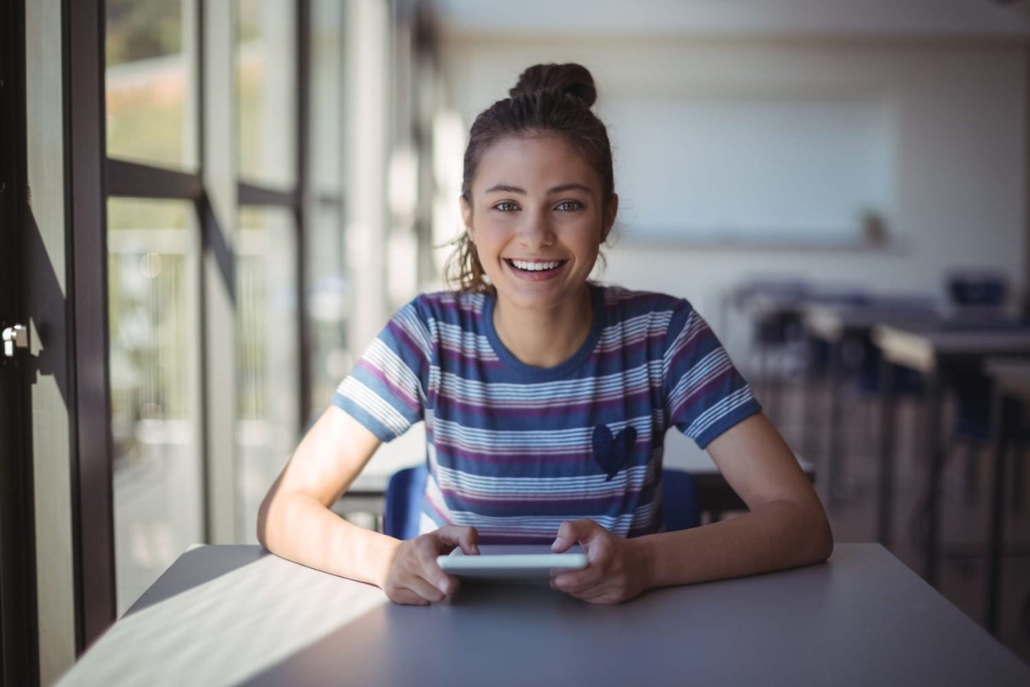 Happy girl secured tablet financing in Mexico through Datacultr