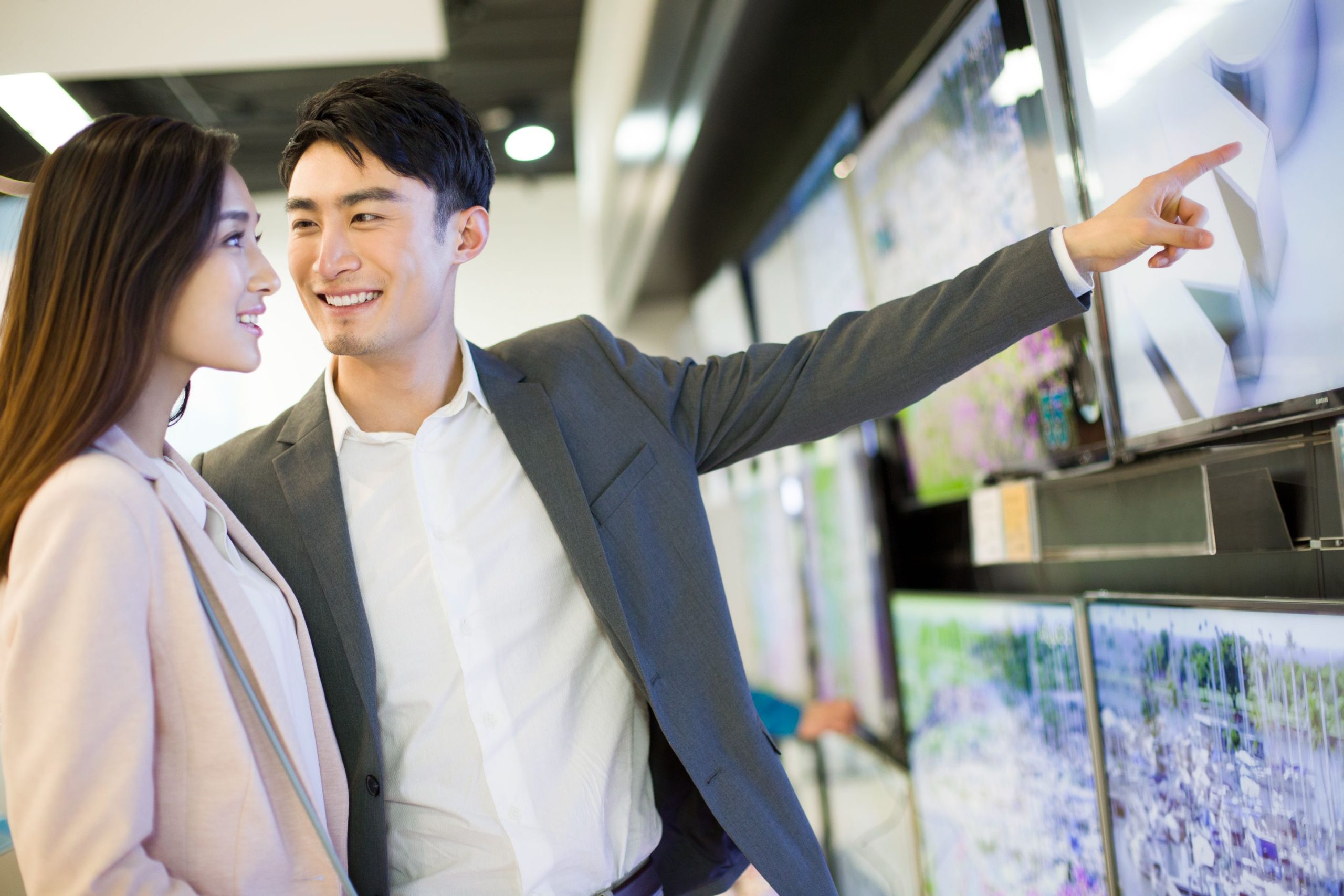 young-couple-buying-television-in-electronics-stor-2024-10-18-05-31-18-utc (1)