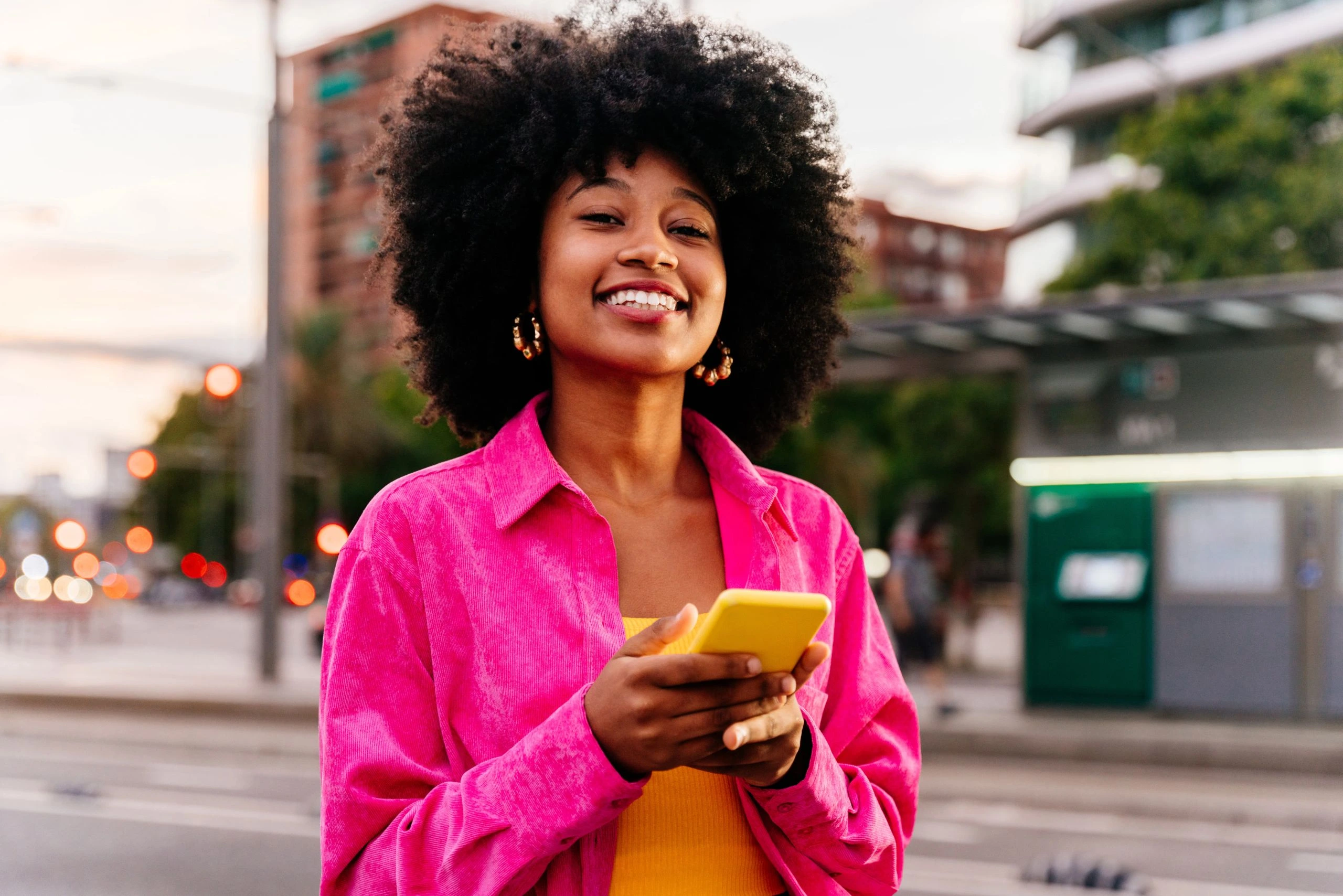 Mujeres felices con teléfono financiado en África (1)