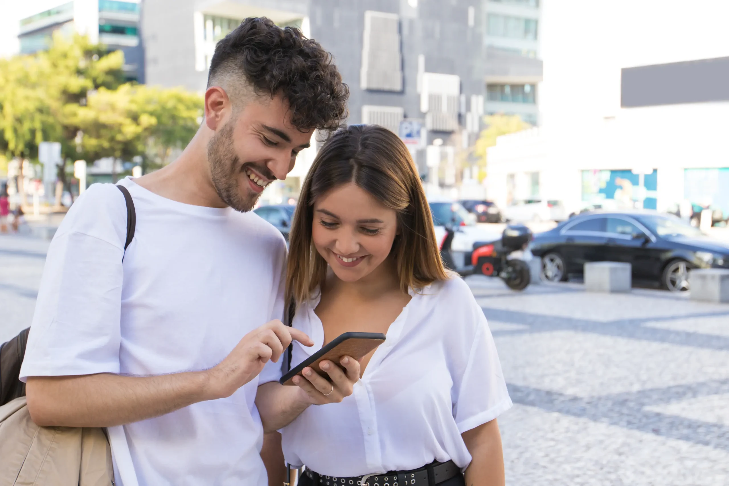 pareja-feliz-viendo-un-vídeo-en-el-móvil